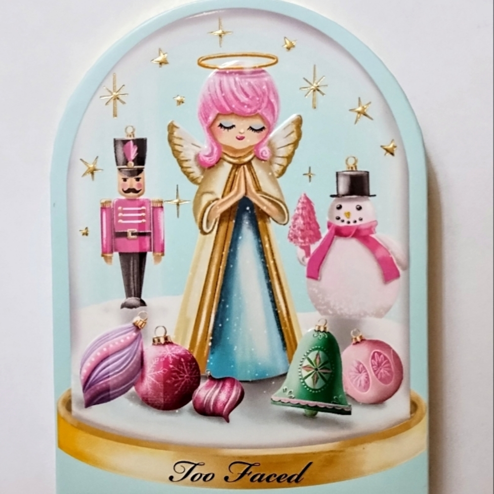 A limited Christmas eyeshadow palette with blush by Too Faced Christmas Angel.